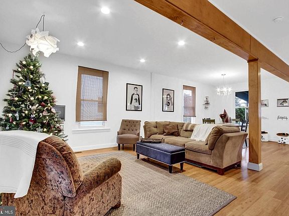 Open concept with 9' ceilings