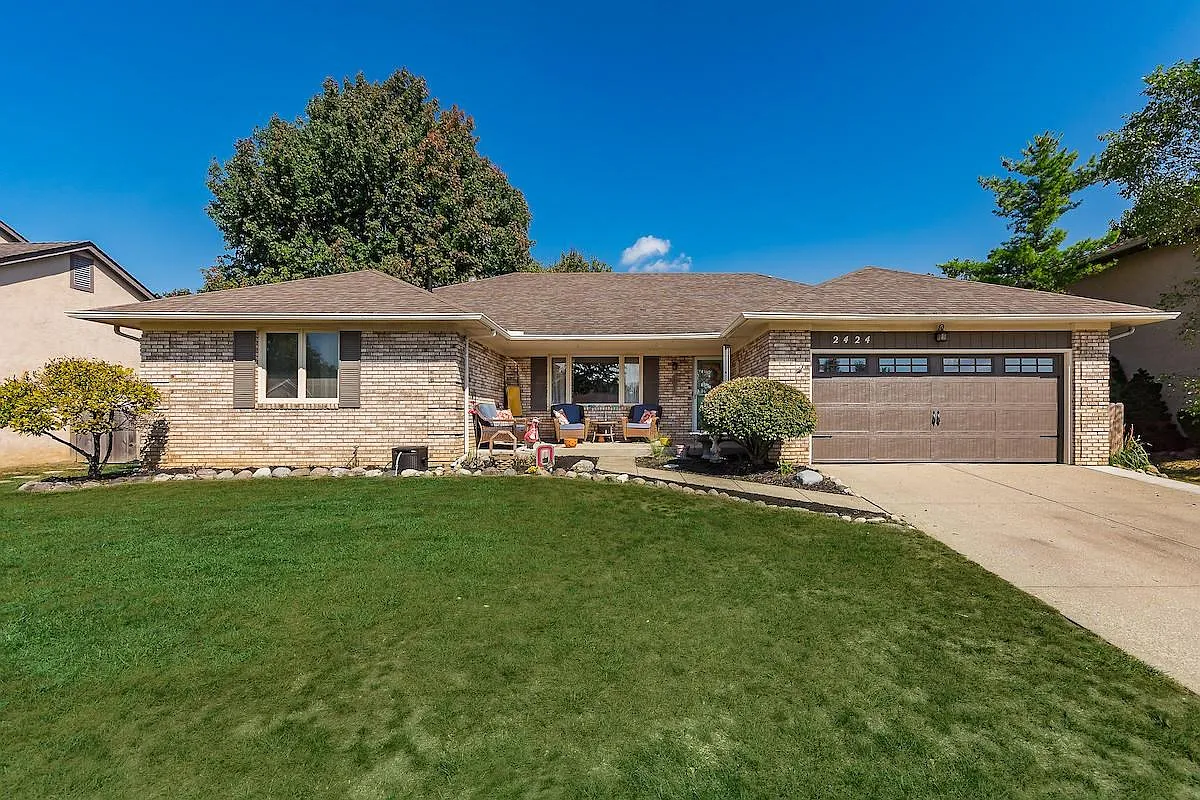 2424 Parkview Dr photo 1