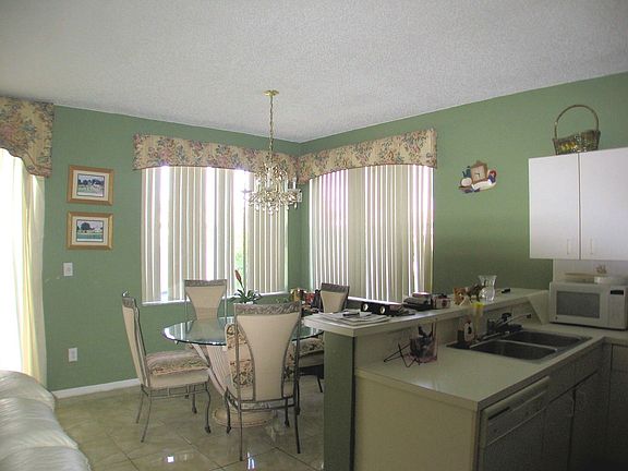 Spacious tastefully decorated Breakfast Room