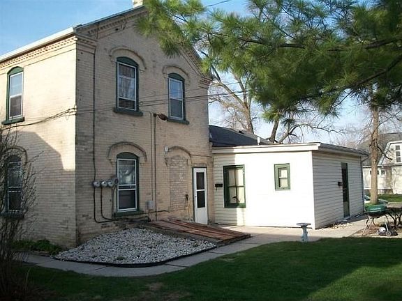 4th image of 224 E Washington St #228