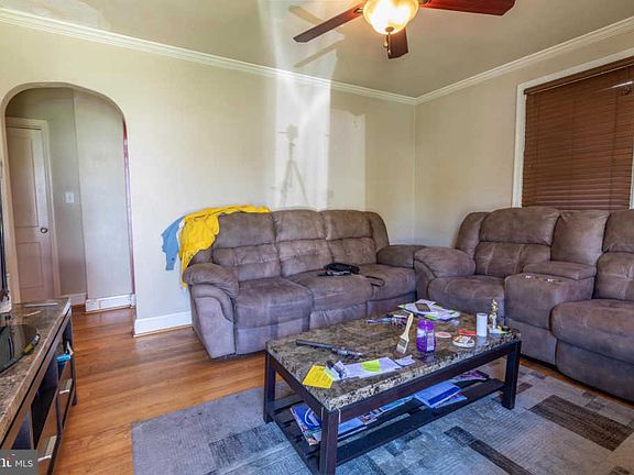 3rd image of 504 Elizabeth Ln