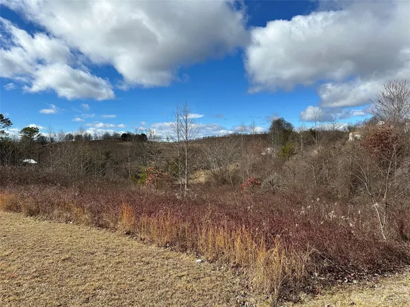 67 Daniel Ridge Dr, Hendersonville, NC 28792