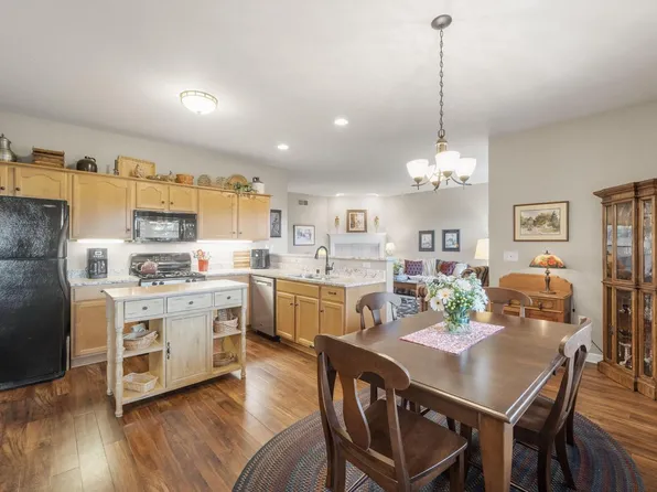 691 W Dekora STREET Unit E, Saukville, WI 53080