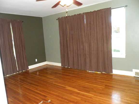 5th image of 406 S Carter St