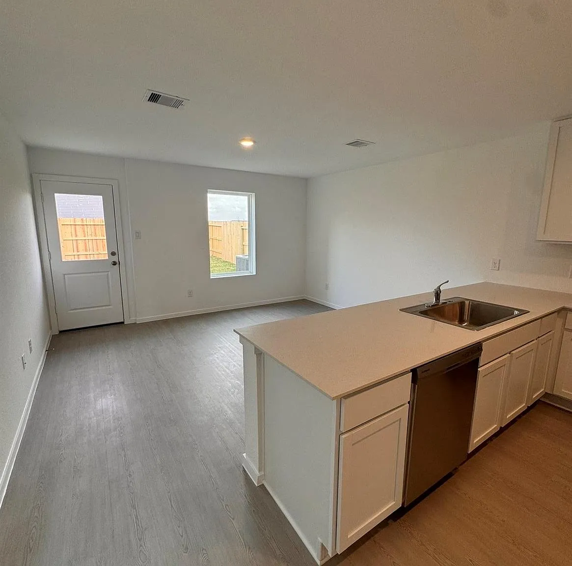 3 bed, 2.5 bath, 1189 sqft, $1,595 — Photo 3