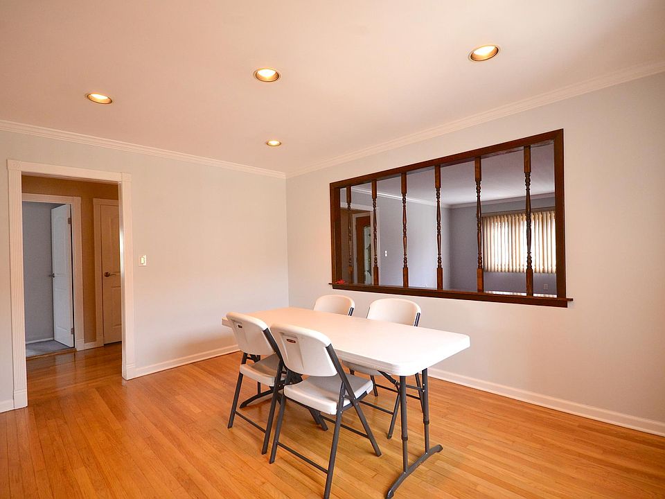 Dining Room w Hardwood floors