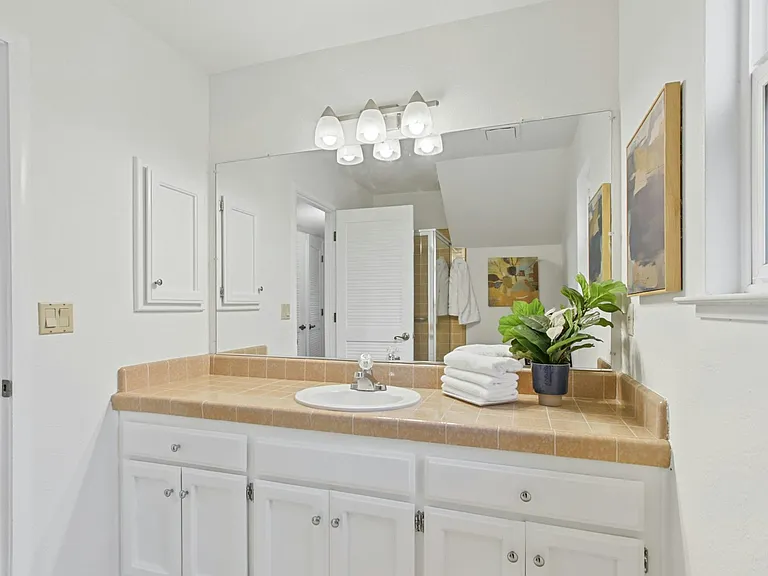 325 E 8th St #WHOLE HOUSE — Photo 19