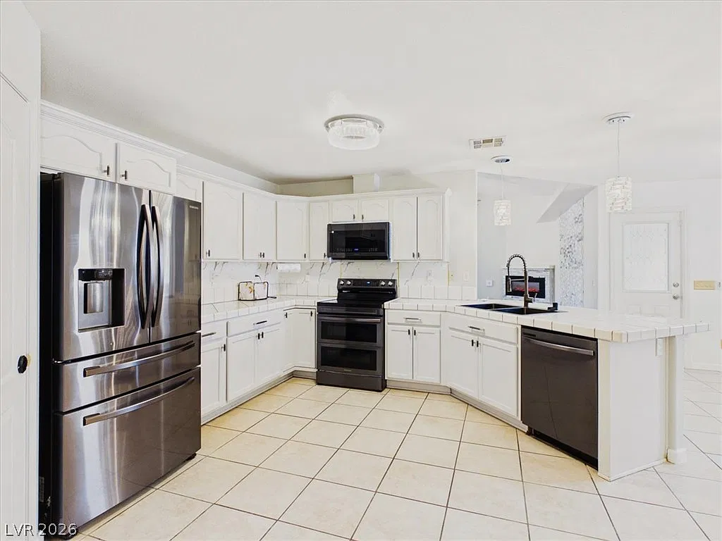 3 bed, 2.0 bath, 1685 sqft, $2,100 — Photo 3