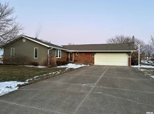 900 N Theodore St, Roanoke, IL