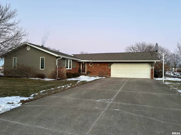 900 N Theodore St, Roanoke, IL 61561