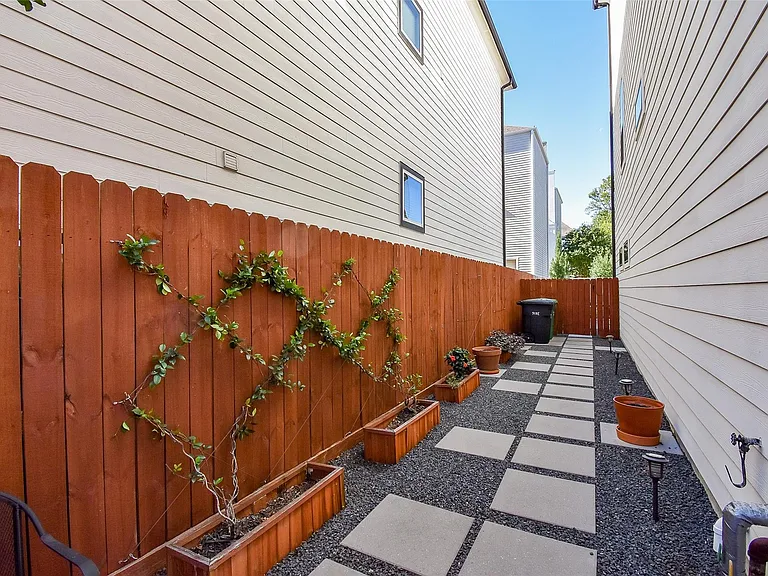 918 W 25th St #E — Photo 10