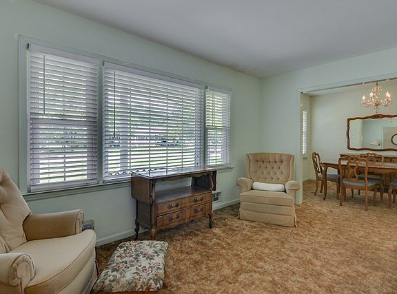 3rd image of 90 Parkwood Dr