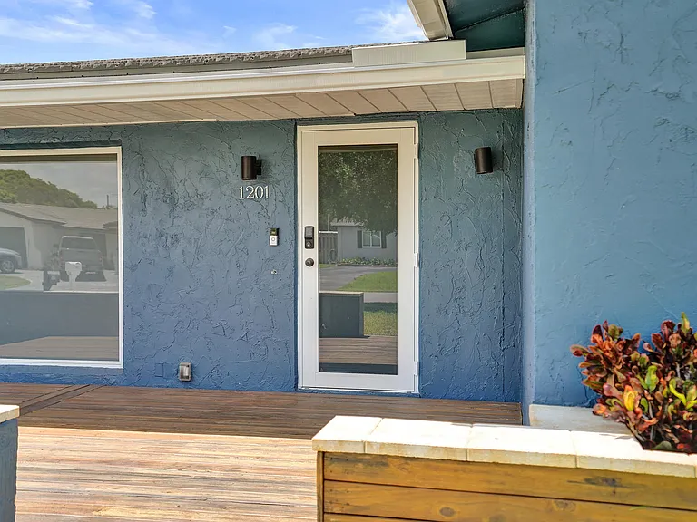 1201 SW 28th Ave — Photo 4