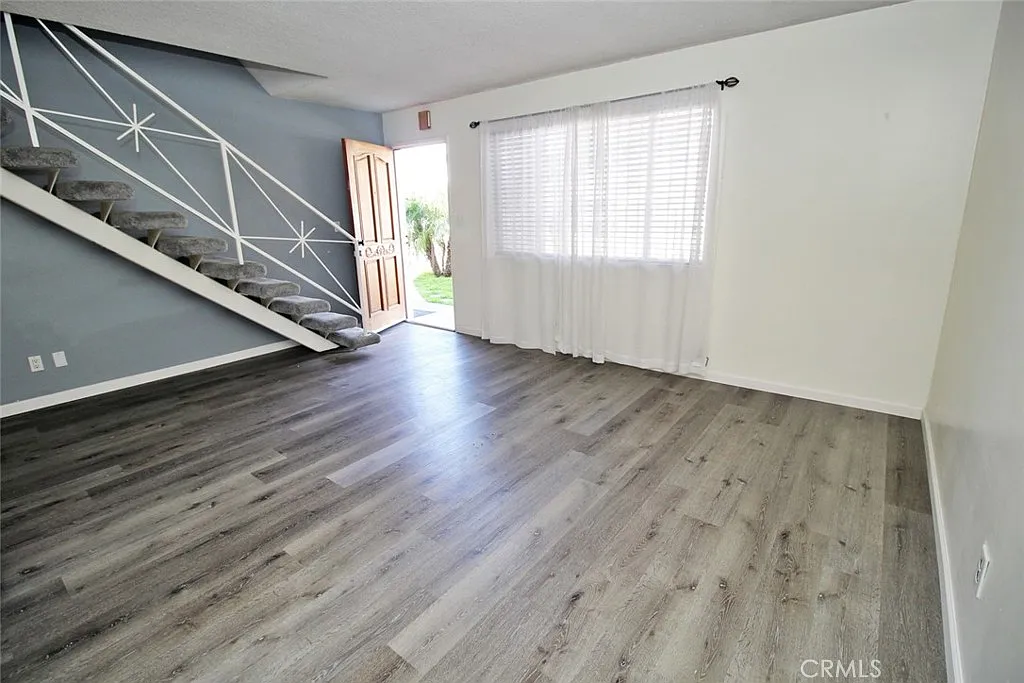 3 bed, 2132 sqft, $3,300 — Photo 4