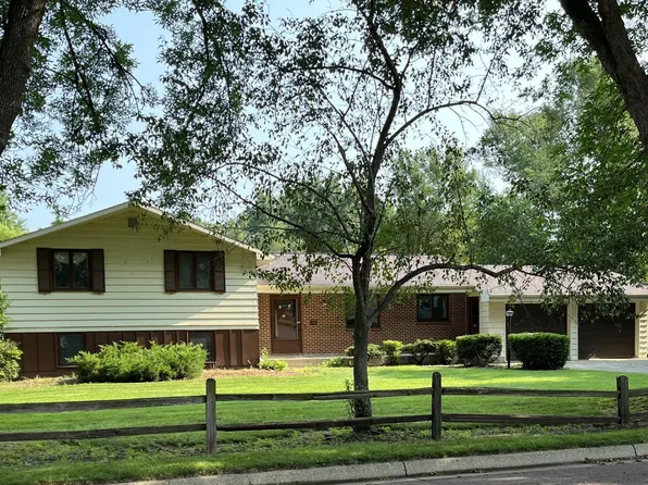 718 16th St, Windom, MN 56101