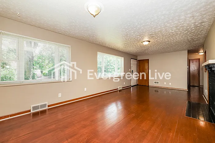 84 Carson Ave — Photo 5