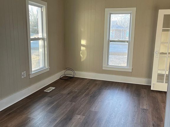 3rd image of 803 Ellinwood St