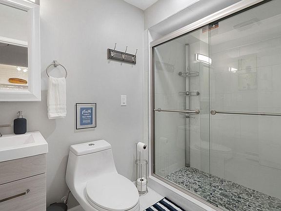 5th image of 367 Monmouth St APT B