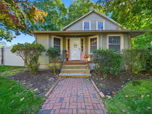 3 Corinne Pkwy, Middleboro, MA 02346