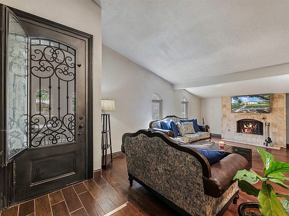 4th image of 5003 Green Oaks Dr