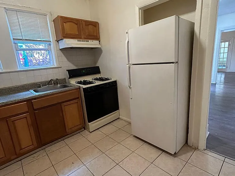 216 Pearl St — Photo 8