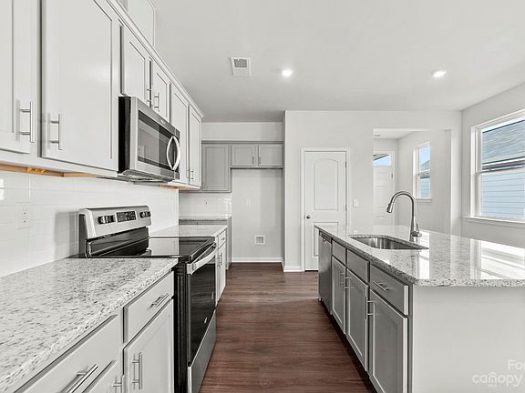 4th image of 567 Sitka Dr