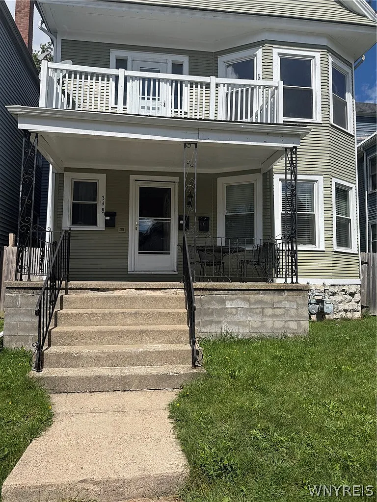 3 bed, 1.0 bath, 1200 sqft, $1,300 — Photo 1