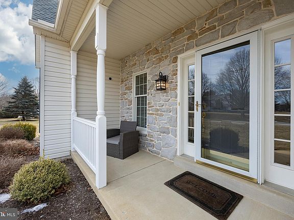 3rd image of 19 Red Oak Dr