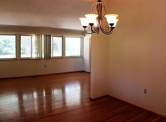 3rd image of 2985 Delaware Dr