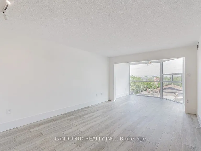725 King St W #611 — Photo 4