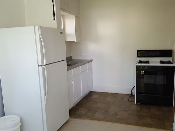 kitchen w range and refrig