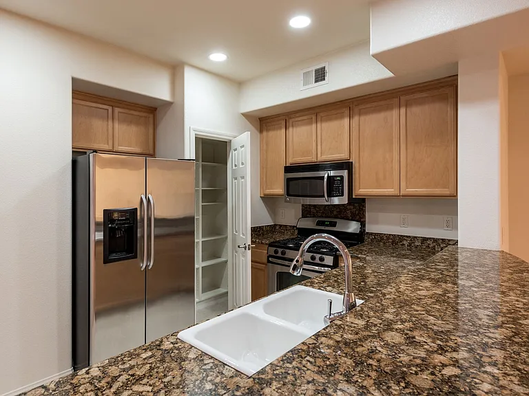 Glenoaks Villas — Photo 77