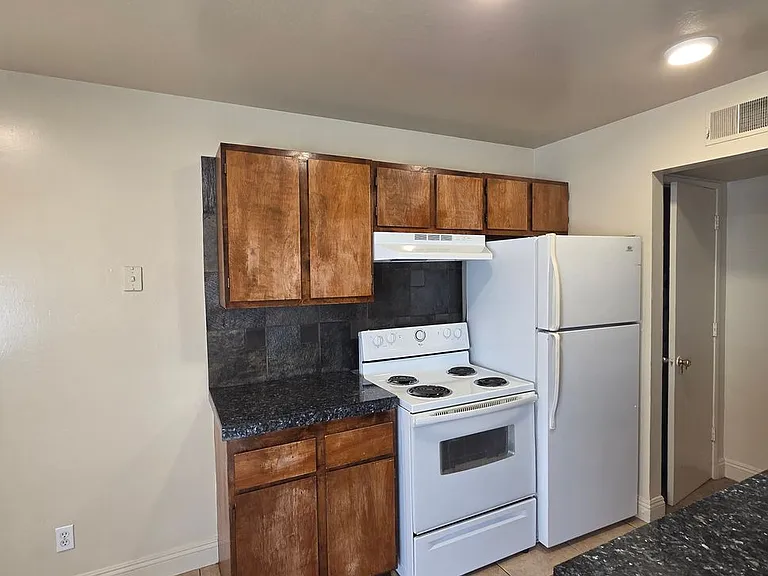 2580 E St — Photo 6