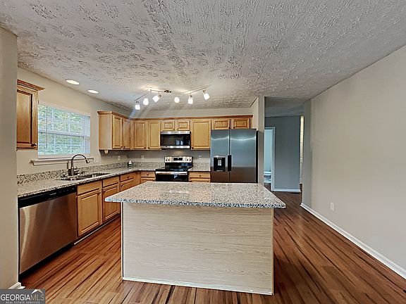 3rd image of 825 Roxfield Ct