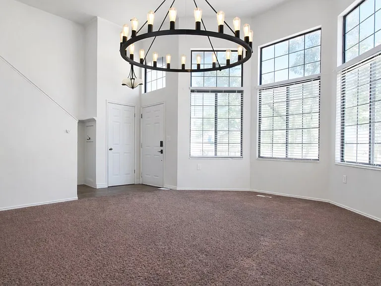 5043 S 1150 E — Photo 2