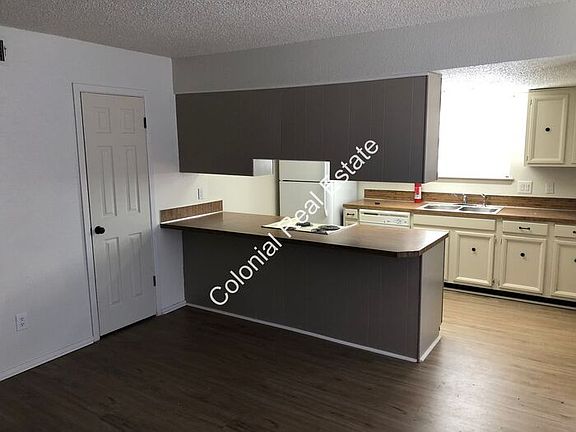 3rd image of 805 Laurelwood Dr APT A