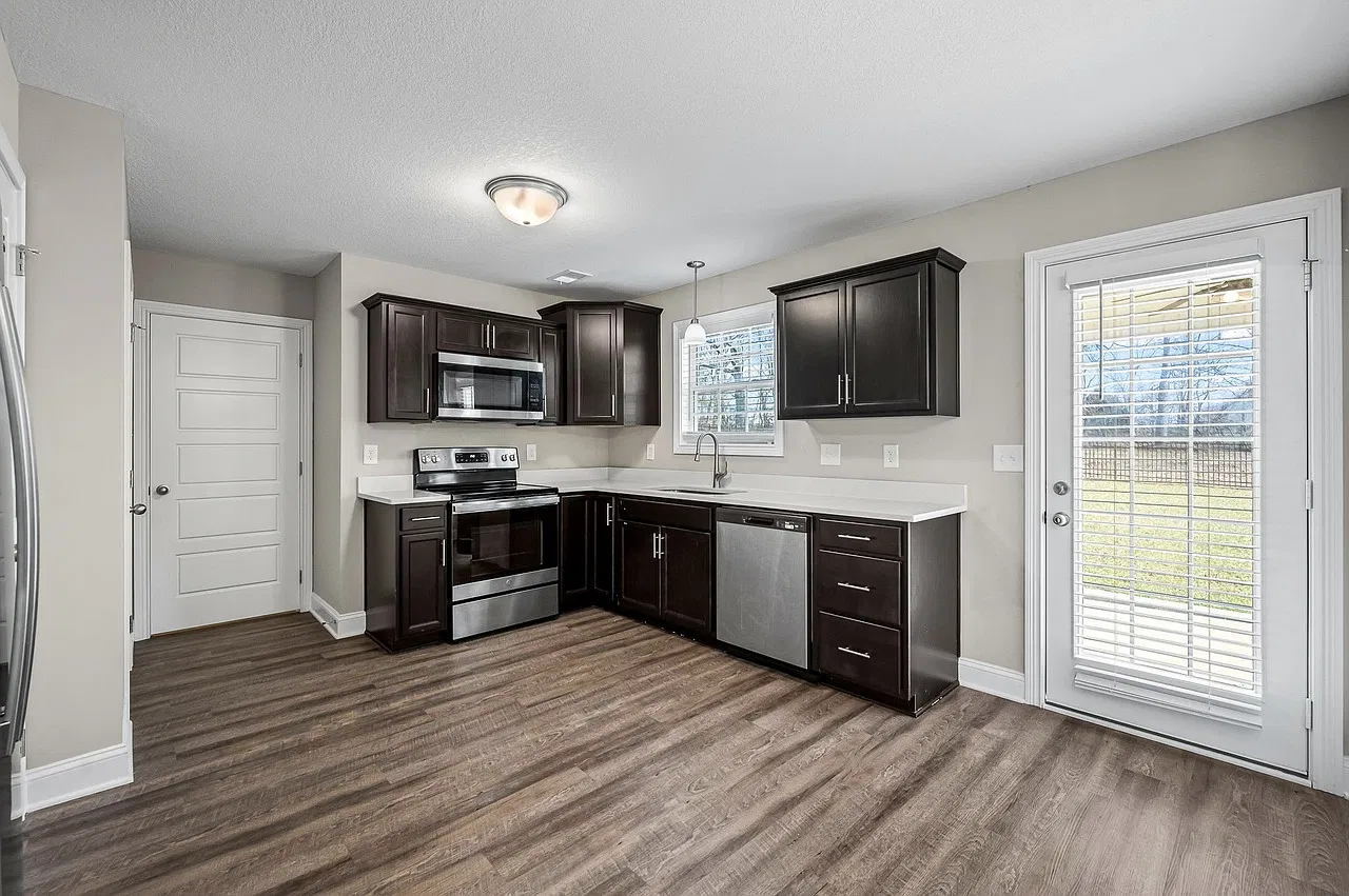 3 bed, 2.5 bath, 1758 sqft, $2,100 — Photo 4