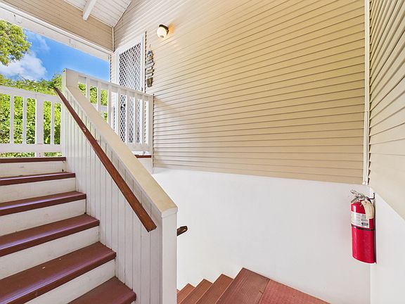 4th image of 208 Queen's Ridge