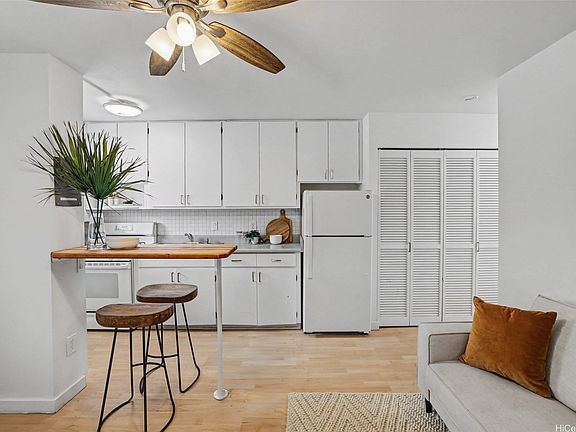 3rd image of 1036 Green St APT 205