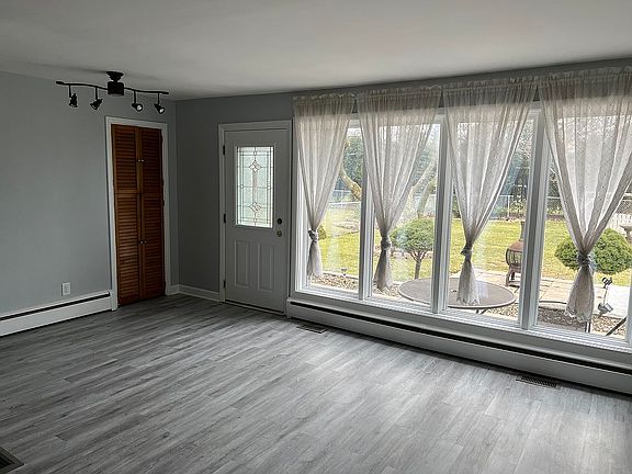 4th image of 801 Oakton St