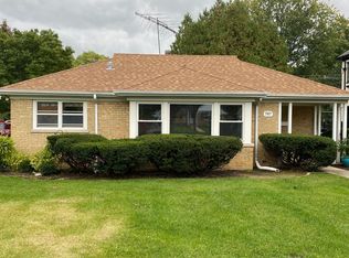 707 S Elmhurst Rd, Mount Prospect, IL 60056