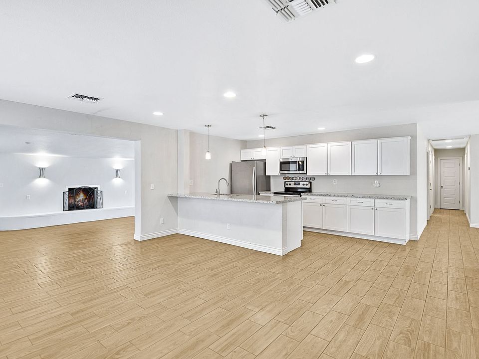 1st image of 208 E Erie Dr