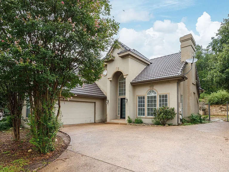 1604 Lakeway Blvd — Photo 1