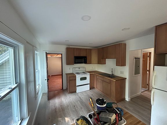 4th image of 7 Pleasant St APT B