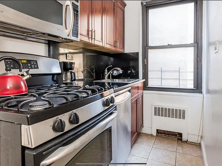 210 E 47th St #6J — Photo 4