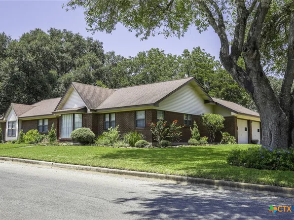 121 Hessler Dr, Hallettsville, TX 77964