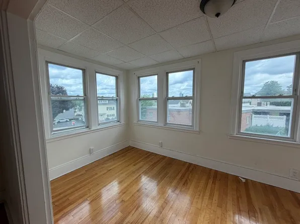 6 Dorchester St, Worcester, MA 01610