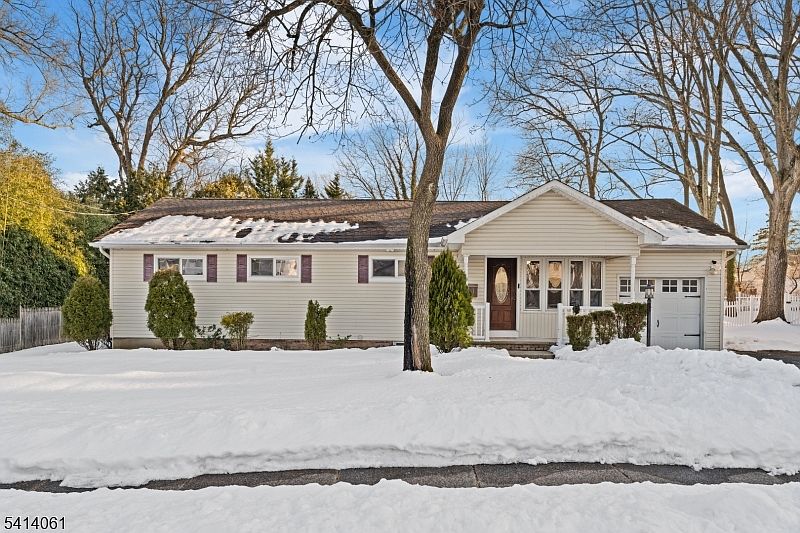 1st image of 4 Harlow Cres