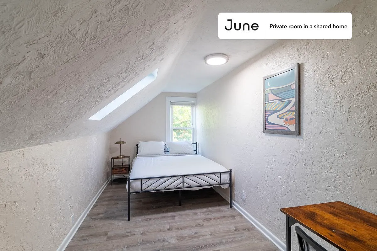 Queen bedroom in 6 bed/2 bath home in Allston #1735 E — Photo 1