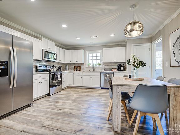 3rd image of 68 Belle Meade Dr